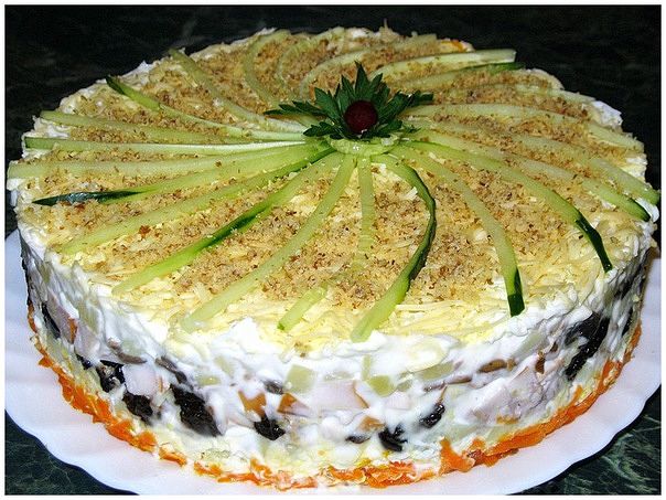 Фото для Салат с черносливом, копченой курицей и шампиньонами 
