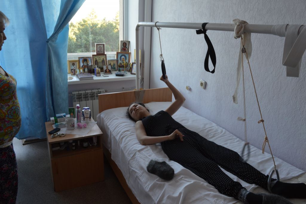 Фото для Девушка уже шесть лет после аварии пытается восстановиться.