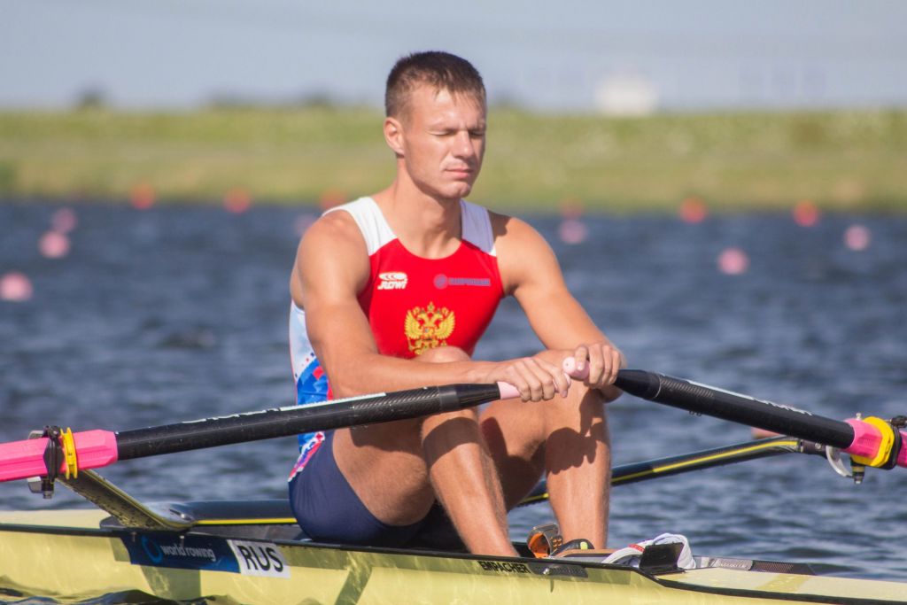 Фото для Спортсмен гребет, лодка идет