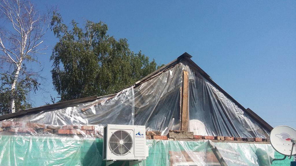 Фото для Снесло ветхую крышу дома. Нужна помощь
