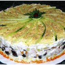 Фото для Салат с черносливом, копченой курицей и шампиньонами 